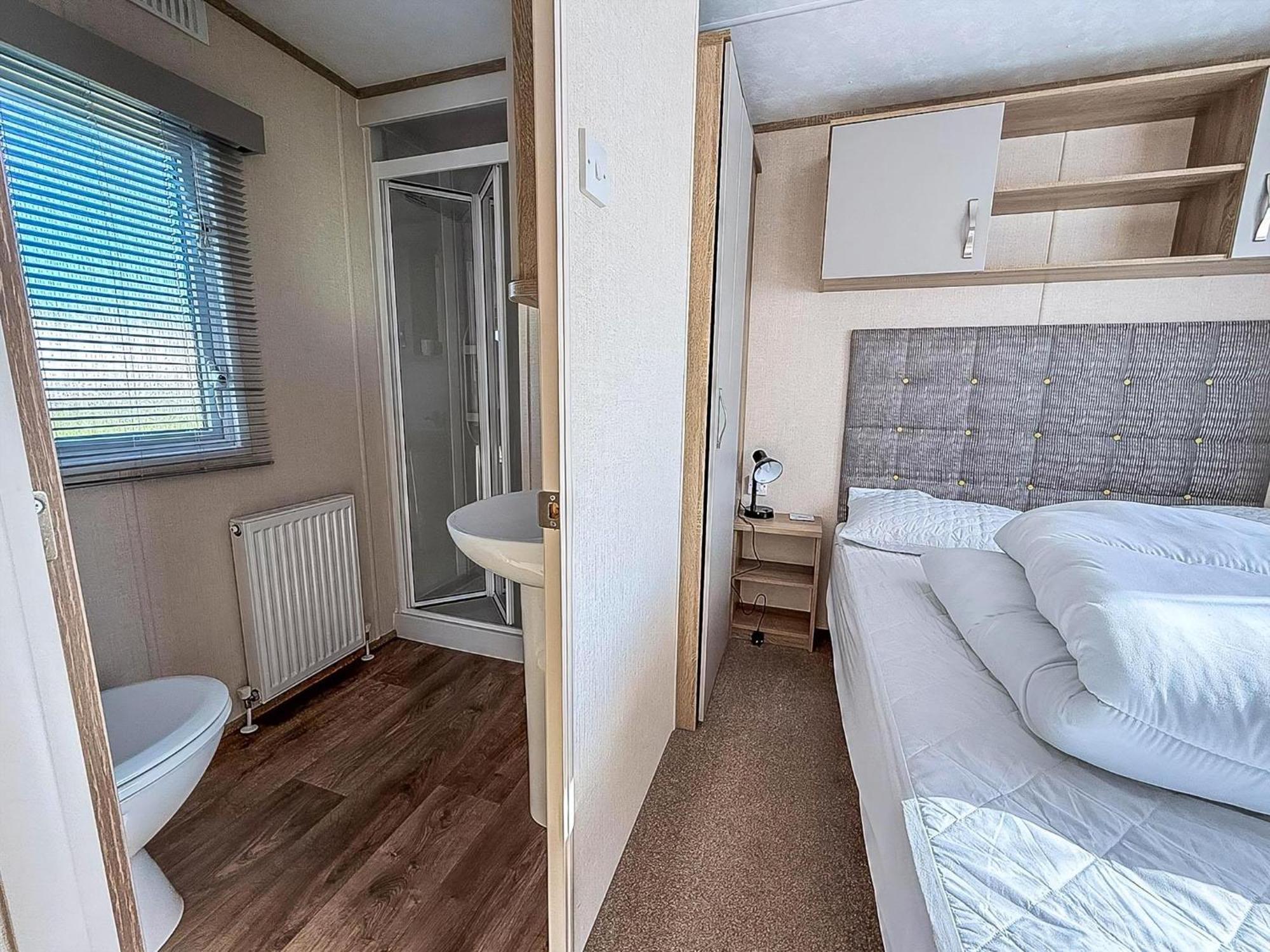 Lovely Caravan With Decking At Manor Park In Hunstanton Ref 23091T Экстерьер фото